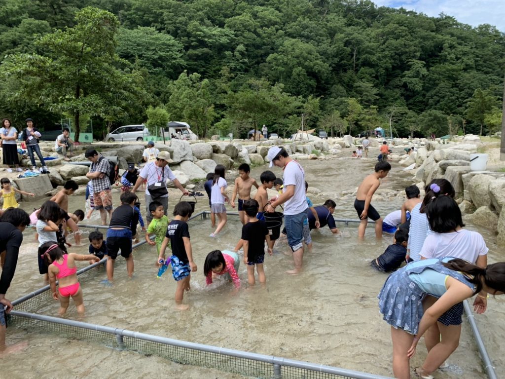 魚のつかみ取り体験